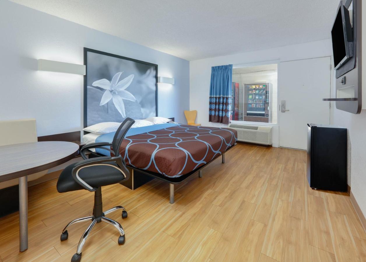 | Super 8 by Wyndham Fort Smith