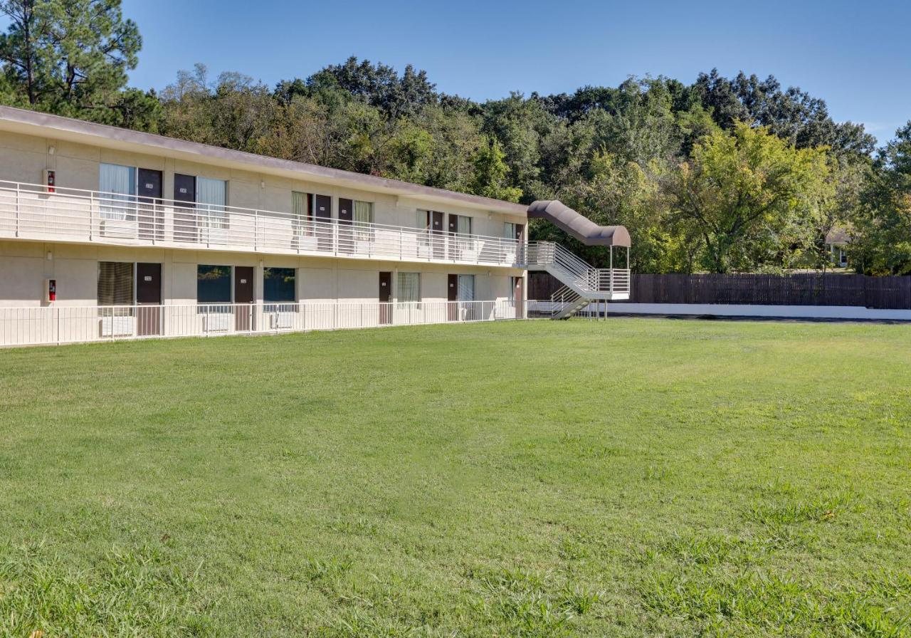 | Super 8 by Wyndham Fort Smith