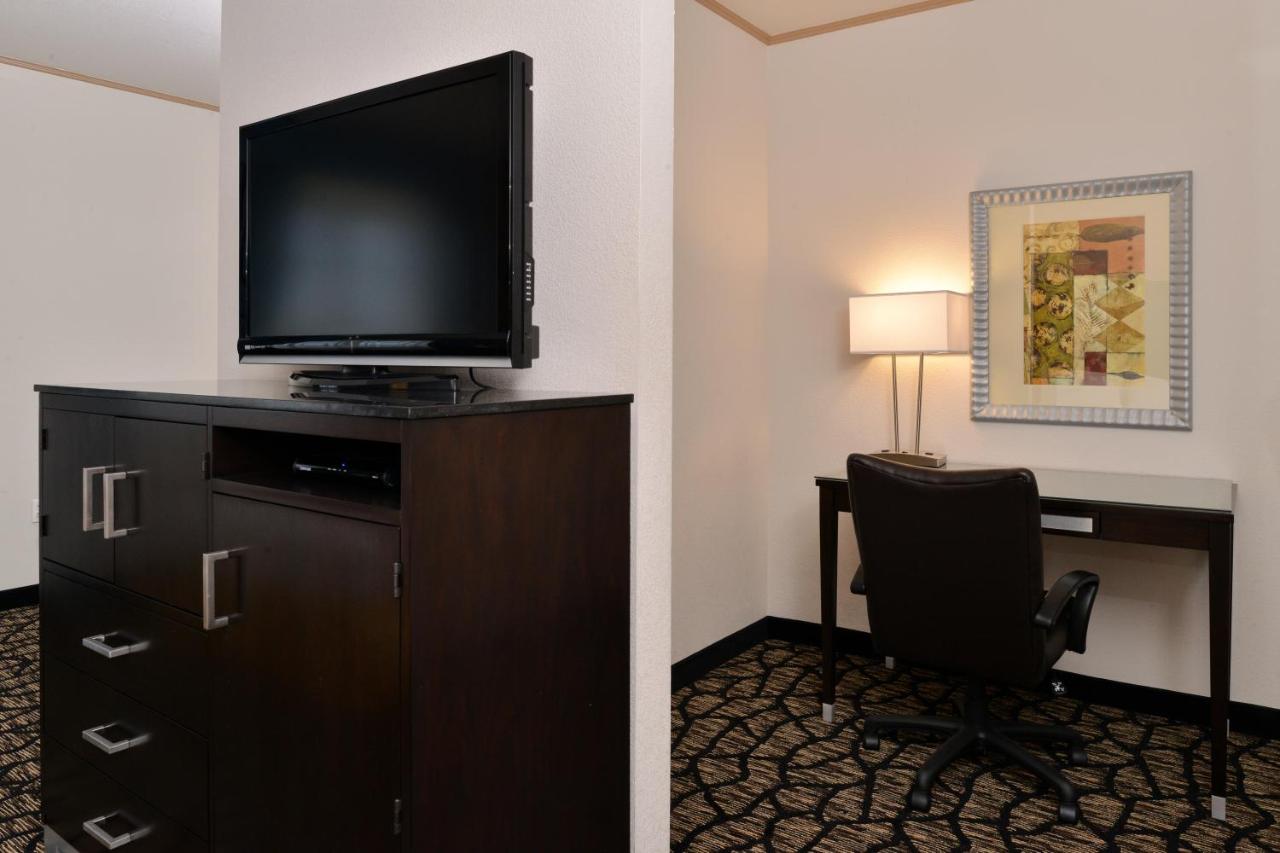 King Suite Whirlpool at Holiday Inn Express & Suites Tacoma South - Lakewood by IHG