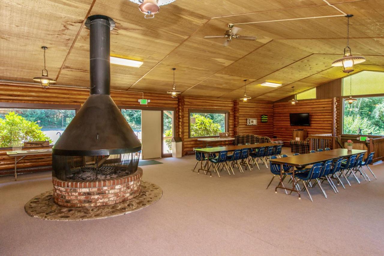 | Chehalis Camping Resort One-Bedroom Cabin 2