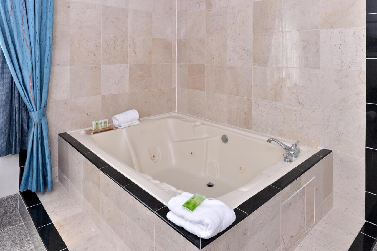 King Suite Whirlpool at Holiday Inn Express & Suites Tacoma South - Lakewood by IHG