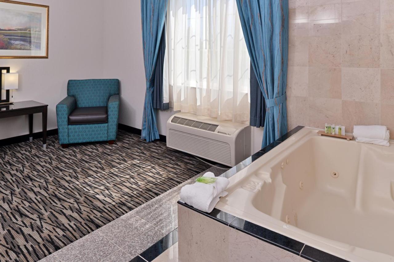 King Suite Whirlpool at Holiday Inn Express & Suites Tacoma South - Lakewood by IHG
