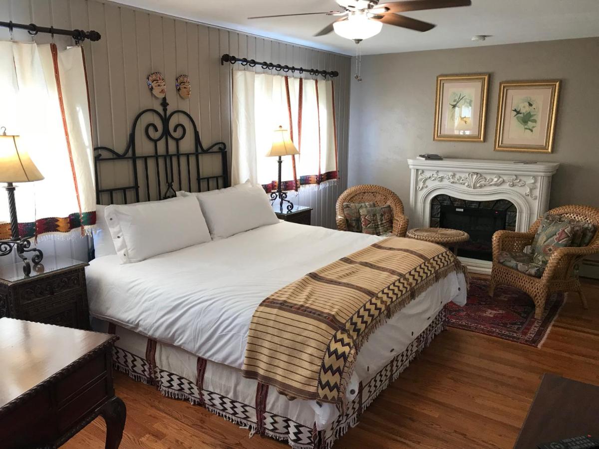 | Casa Blanca Inn and Suites