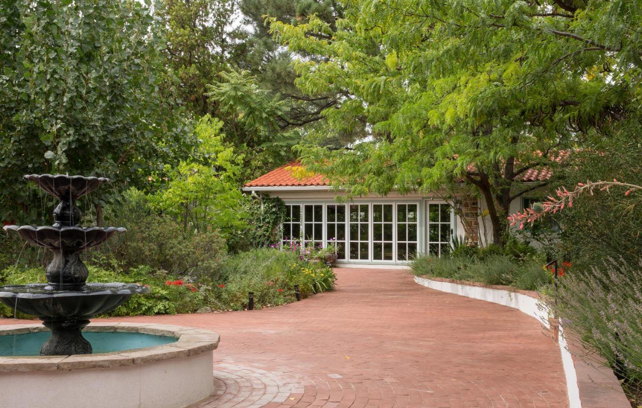 | Casa Blanca Inn and Suites