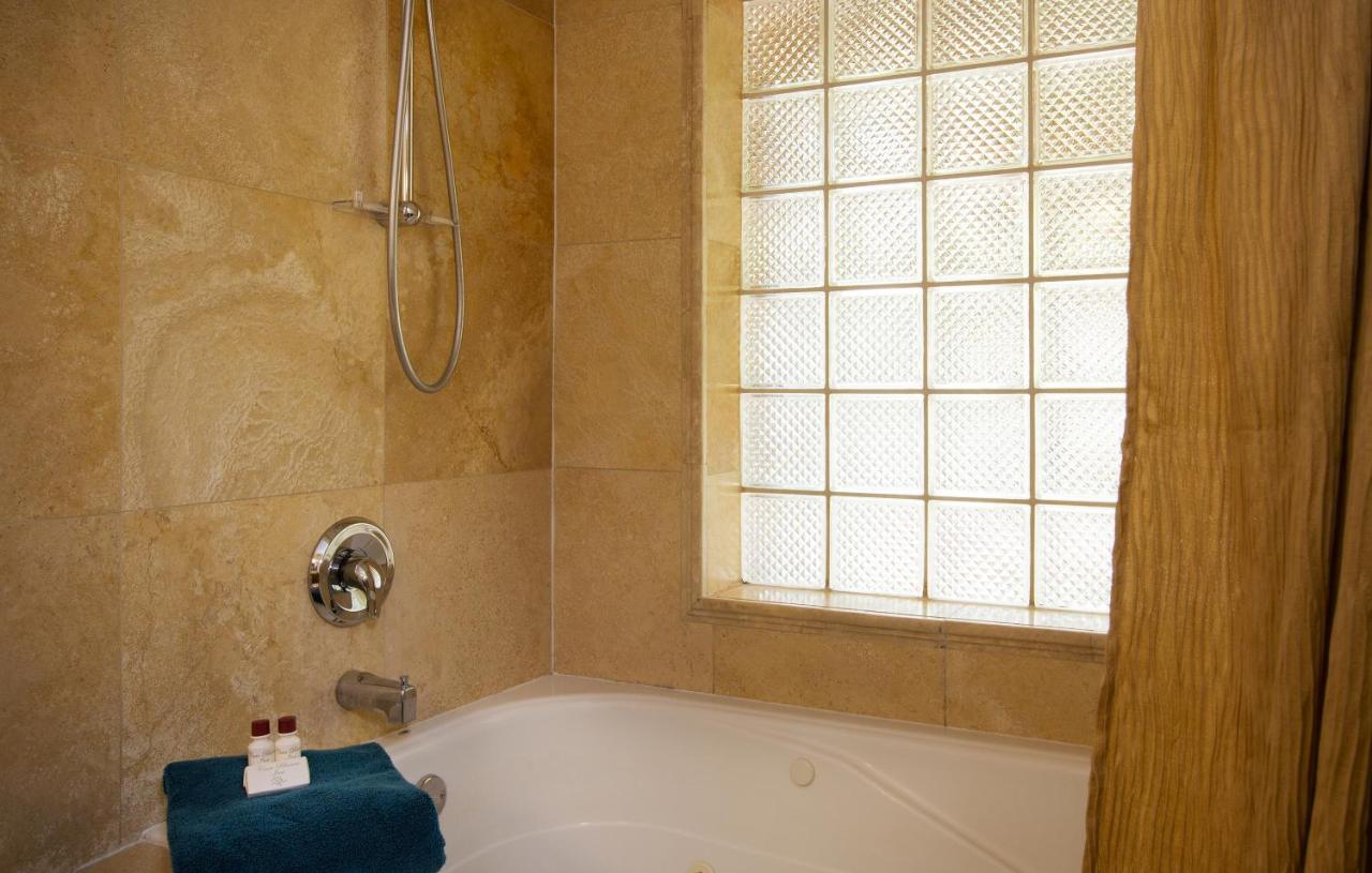 | Casa Blanca Inn and Suites
