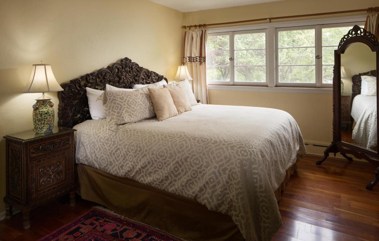 | Casa Blanca Inn and Suites