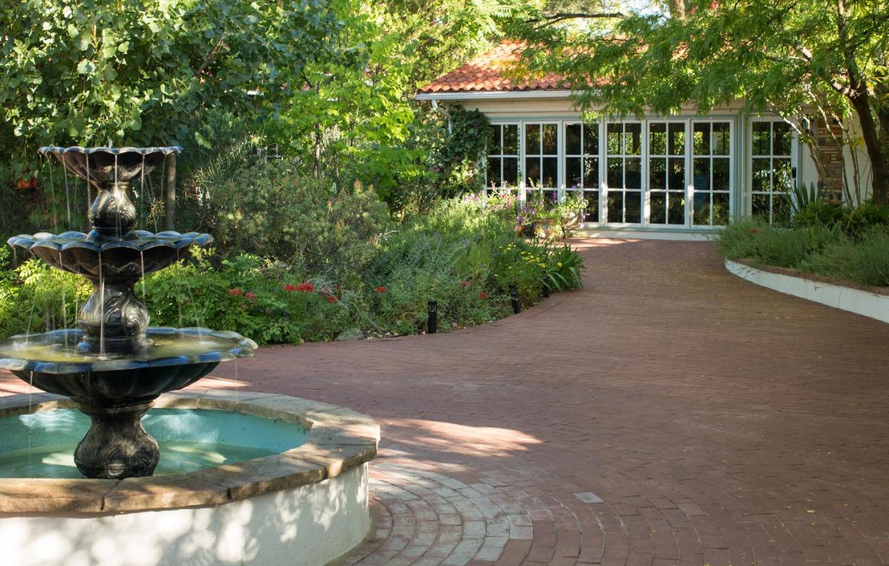 | Casa Blanca Inn and Suites