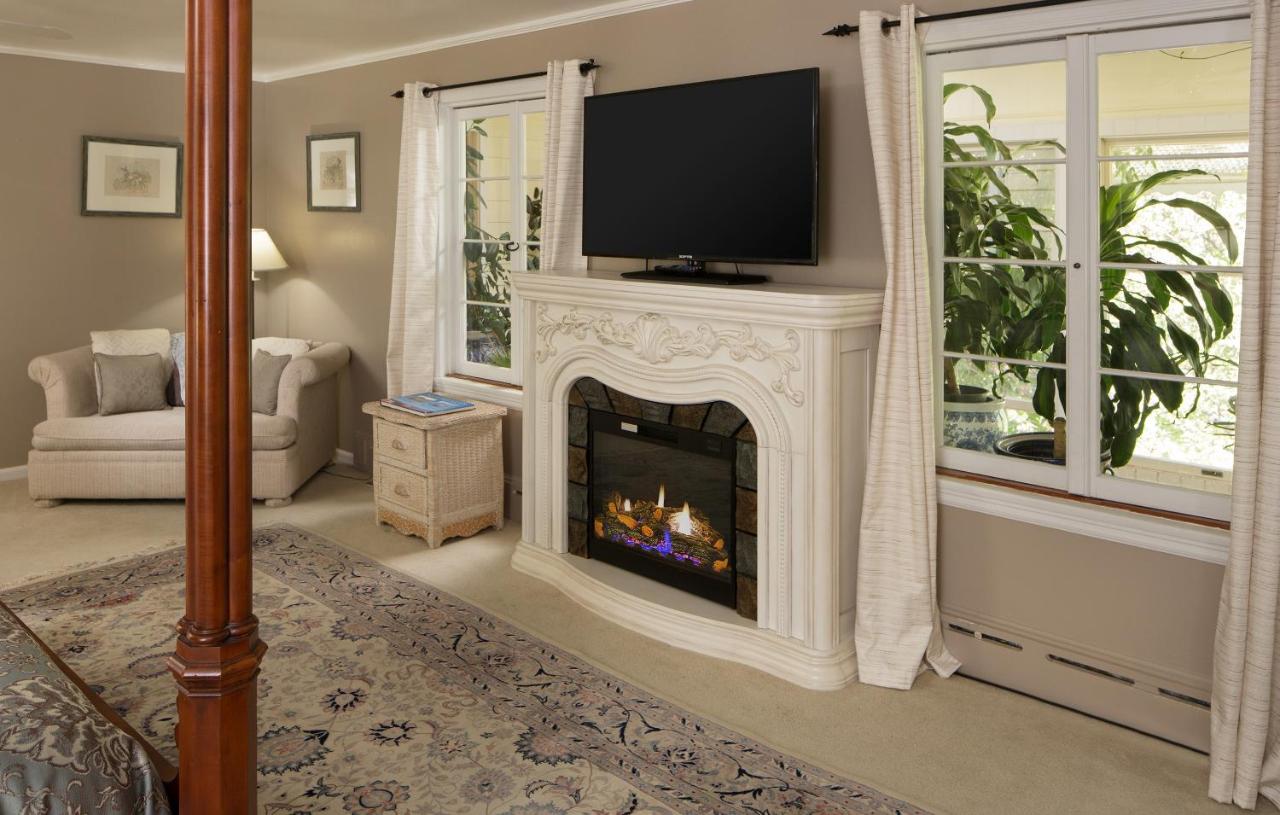 | Casa Blanca Inn and Suites