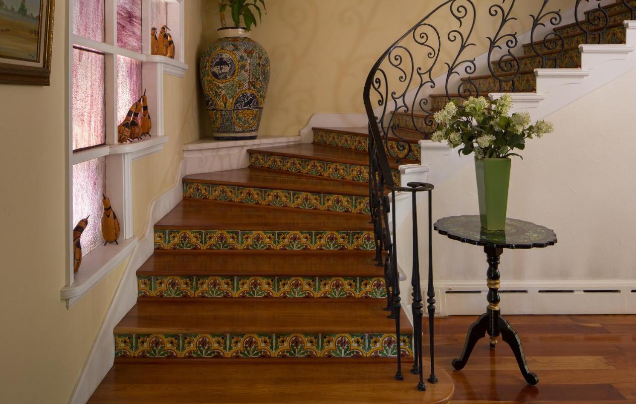 | Casa Blanca Inn and Suites