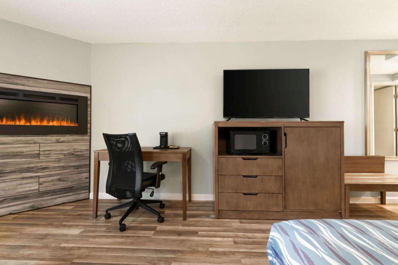 Deluxe King Room with Fireplace - Non-Smoking at Gatlinburg River Inn