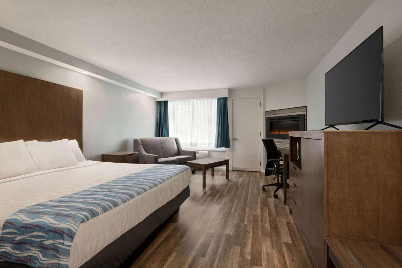 Deluxe King Room with Fireplace - Non-Smoking at Gatlinburg River Inn