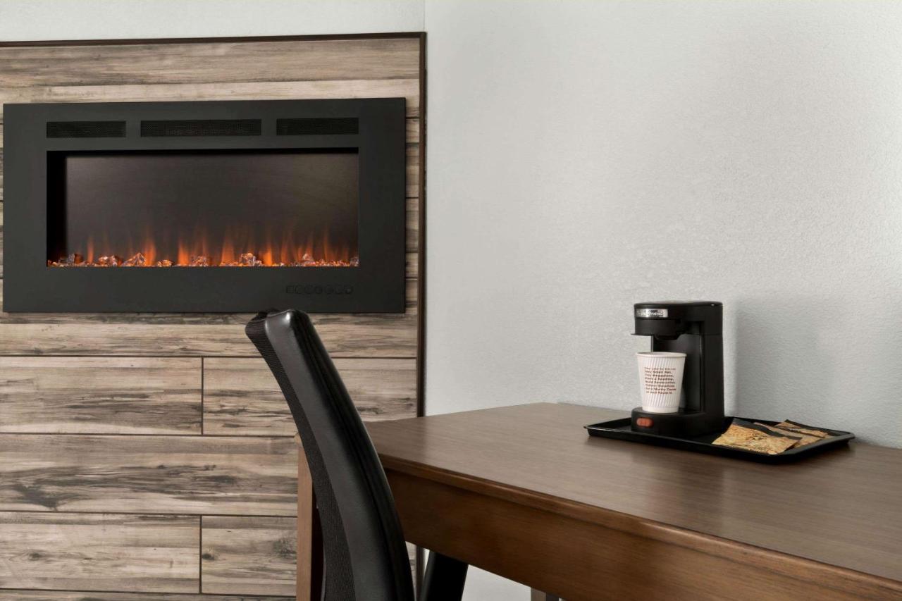 Deluxe King Room with Fireplace - Non-Smoking at Gatlinburg River Inn