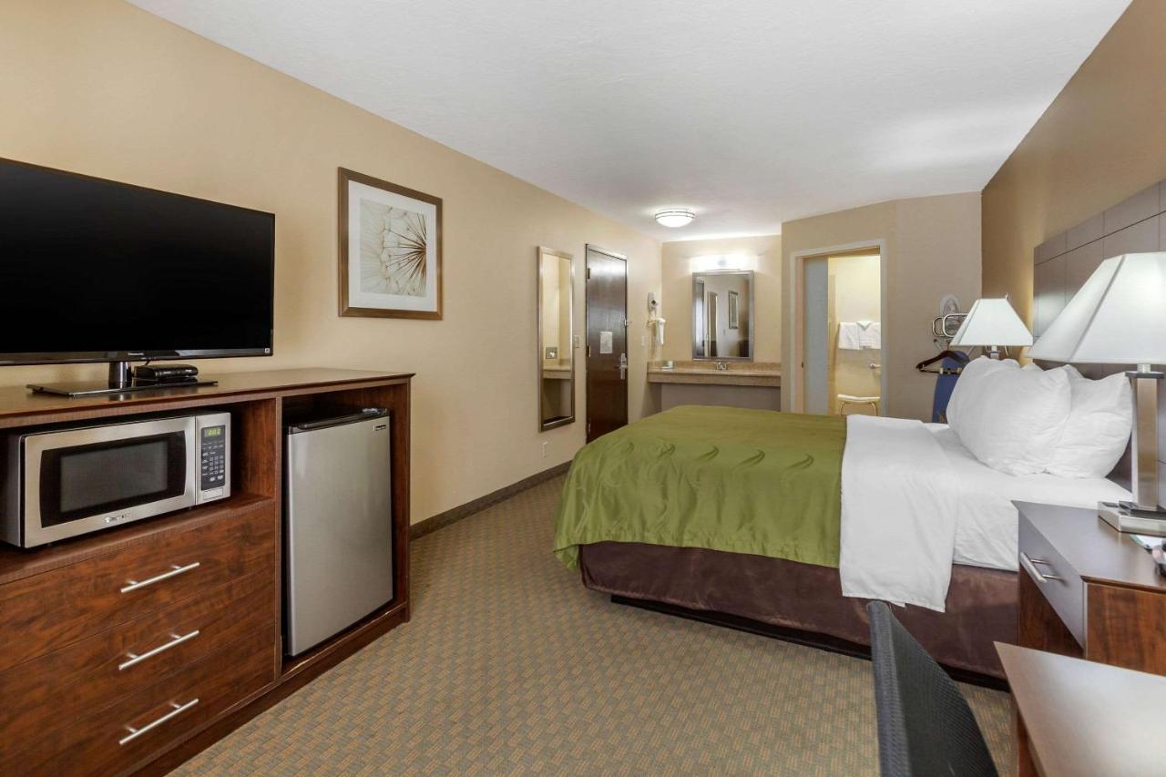 Queen Room - Accessible/Non-Smoking at Quality Inn Ontario