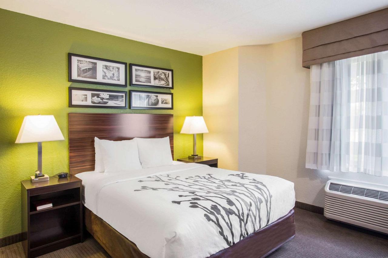 Queen Room with Accessible Tub - Accessible/Non-Smoking at Quality Inn Kansas City International Airport