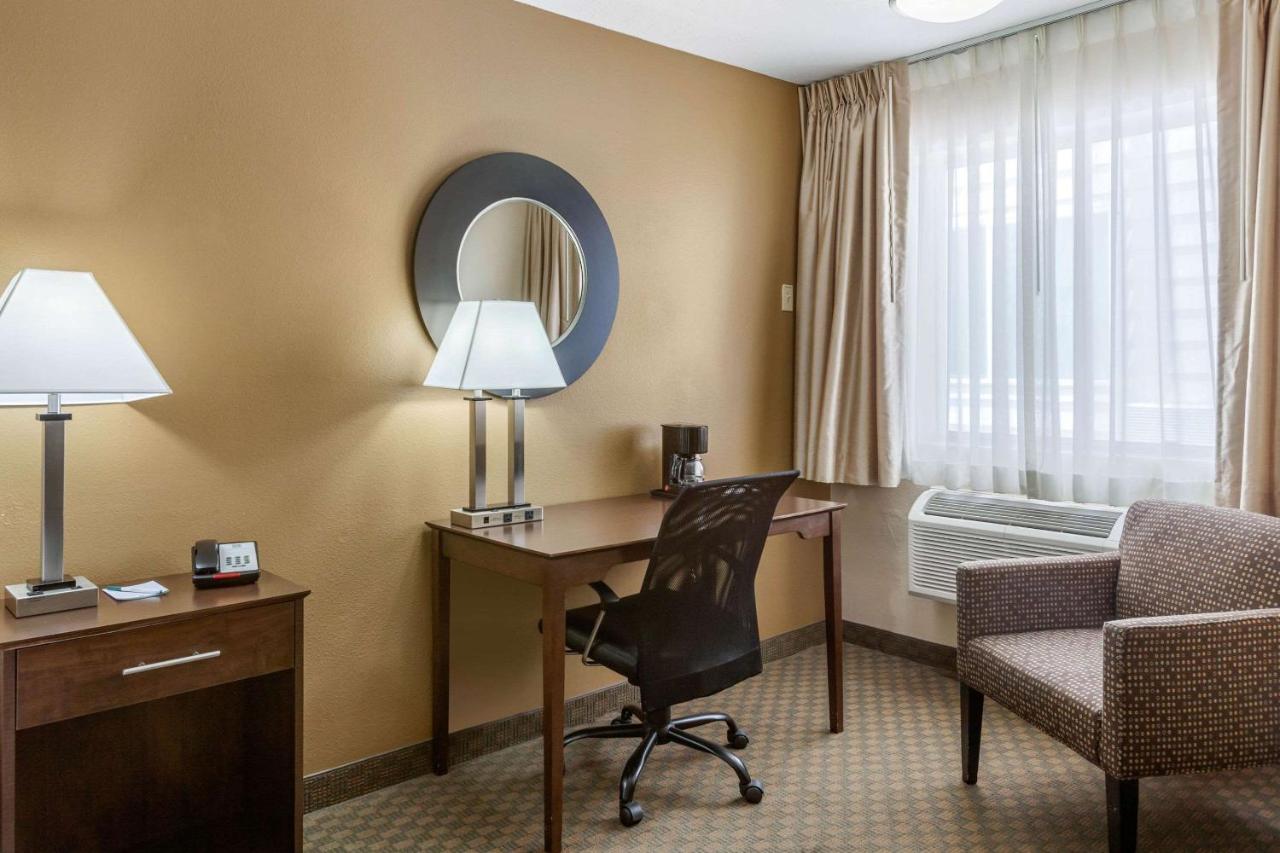 Queen Room - Accessible/Non-Smoking at Quality Inn Ontario