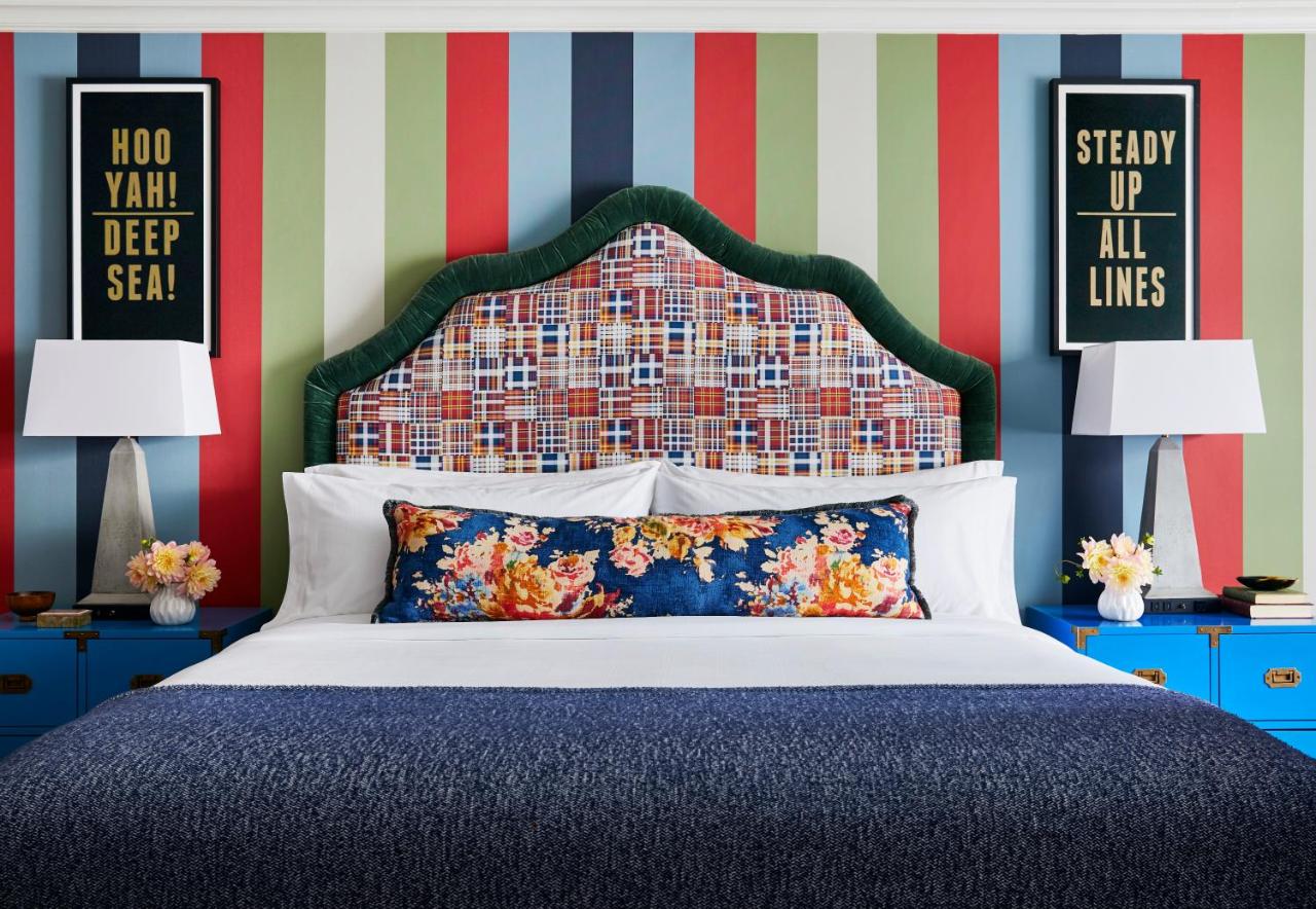 Deluxe King Room at Graduate by Hilton Annapolis