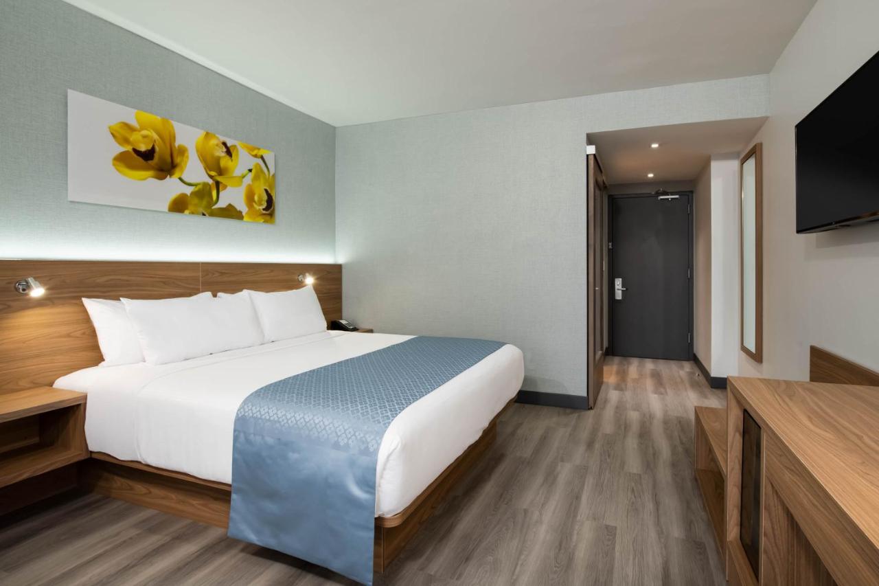 King Room - Non-Smoking at Wingate by Wyndham Long Island City