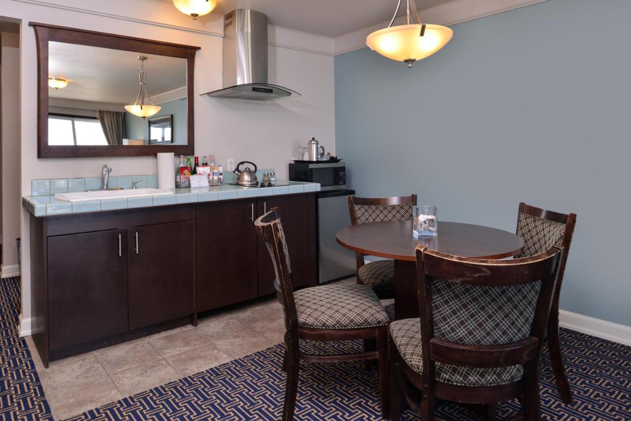 One-Bedroom Suite: Ocean View at Inn at Nye Beach