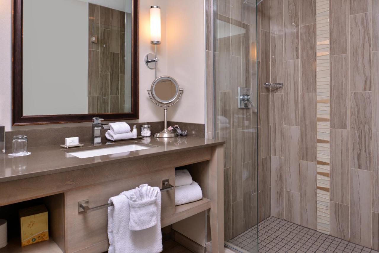 Deluxe King Suite: Ocean View at Inn at Nye Beach