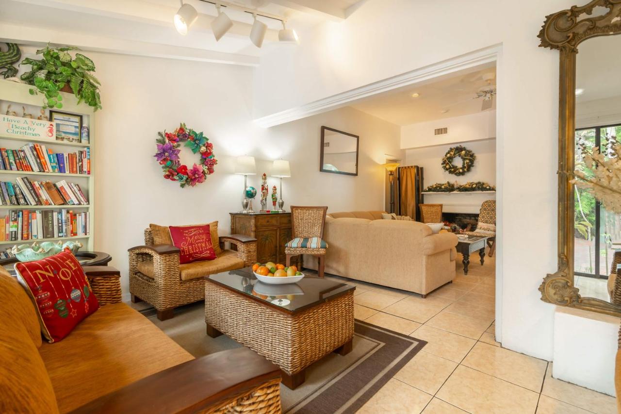 Deluxe Apartment at Suite Dreams Inn by the beach