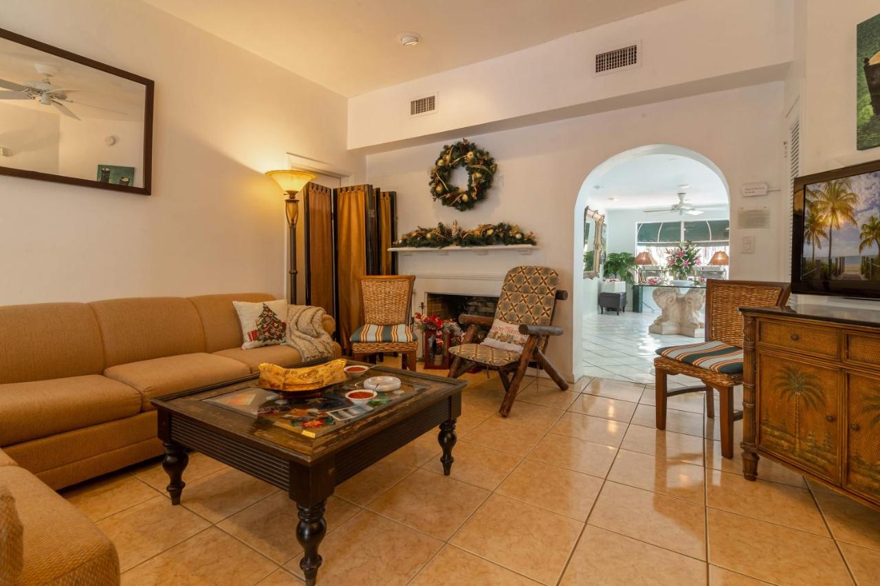 Deluxe Apartment at Suite Dreams Inn by the beach
