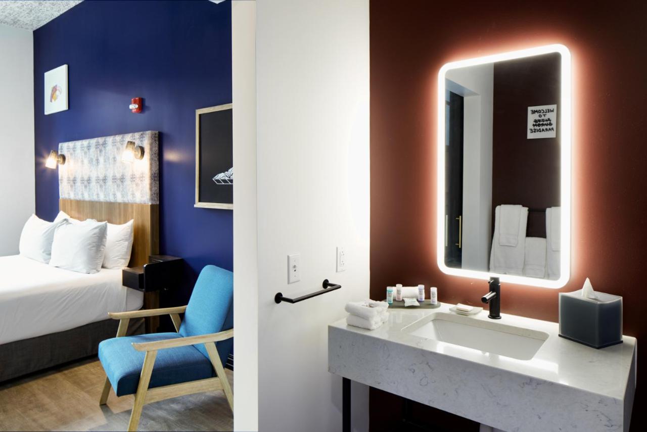 Deluxe King Room - Mobility Accessible at TRYP by Wyndham Pittsburgh/Lawrenceville