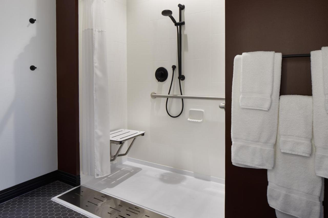 Deluxe King Room - Mobility Accessible at TRYP by Wyndham Pittsburgh/Lawrenceville