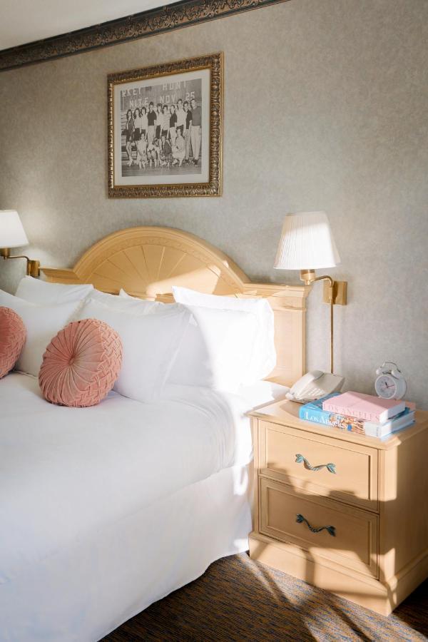 Deluxe King Room at Glendale Express Hotel Los Angeles