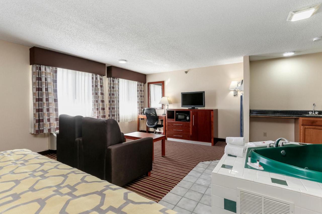 King Studio Suite - Non-Smoking at Baymont by Wyndham Bowling Green