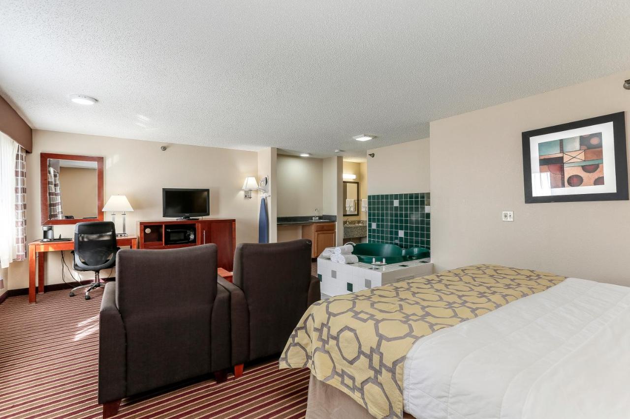 King Studio Suite - Non-Smoking at Baymont by Wyndham Bowling Green