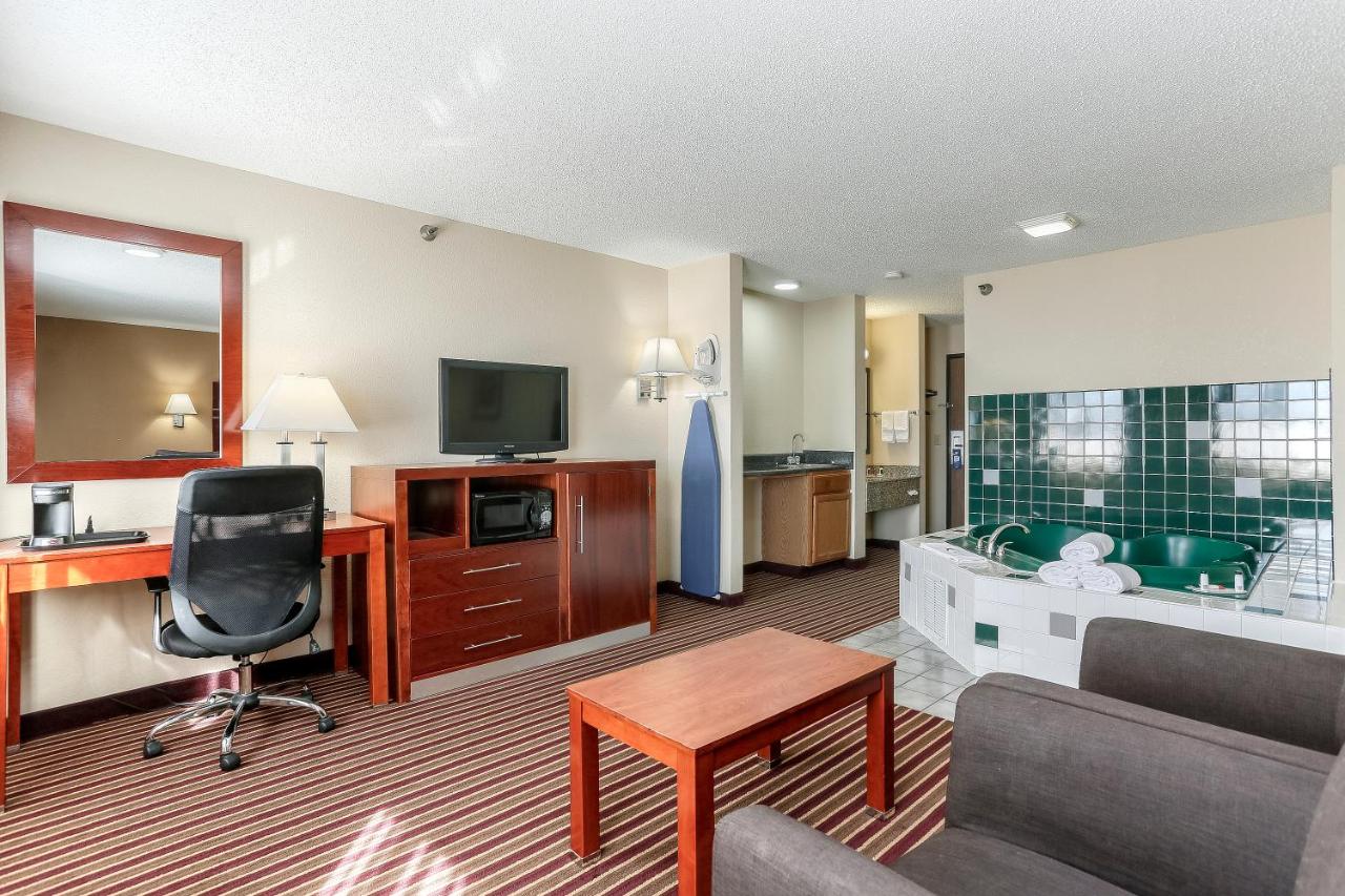 King Studio Suite - Non-Smoking at Baymont by Wyndham Bowling Green