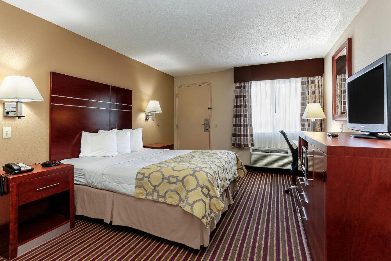 Queen Room - Disability Access/Non-Smoking at Baymont by Wyndham Bowling Green