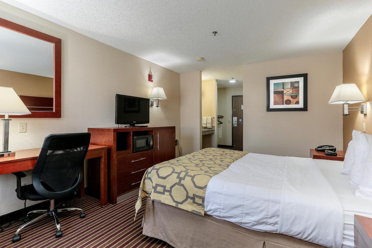 Queen Room - Disability Access/Non-Smoking at Baymont by Wyndham Bowling Green