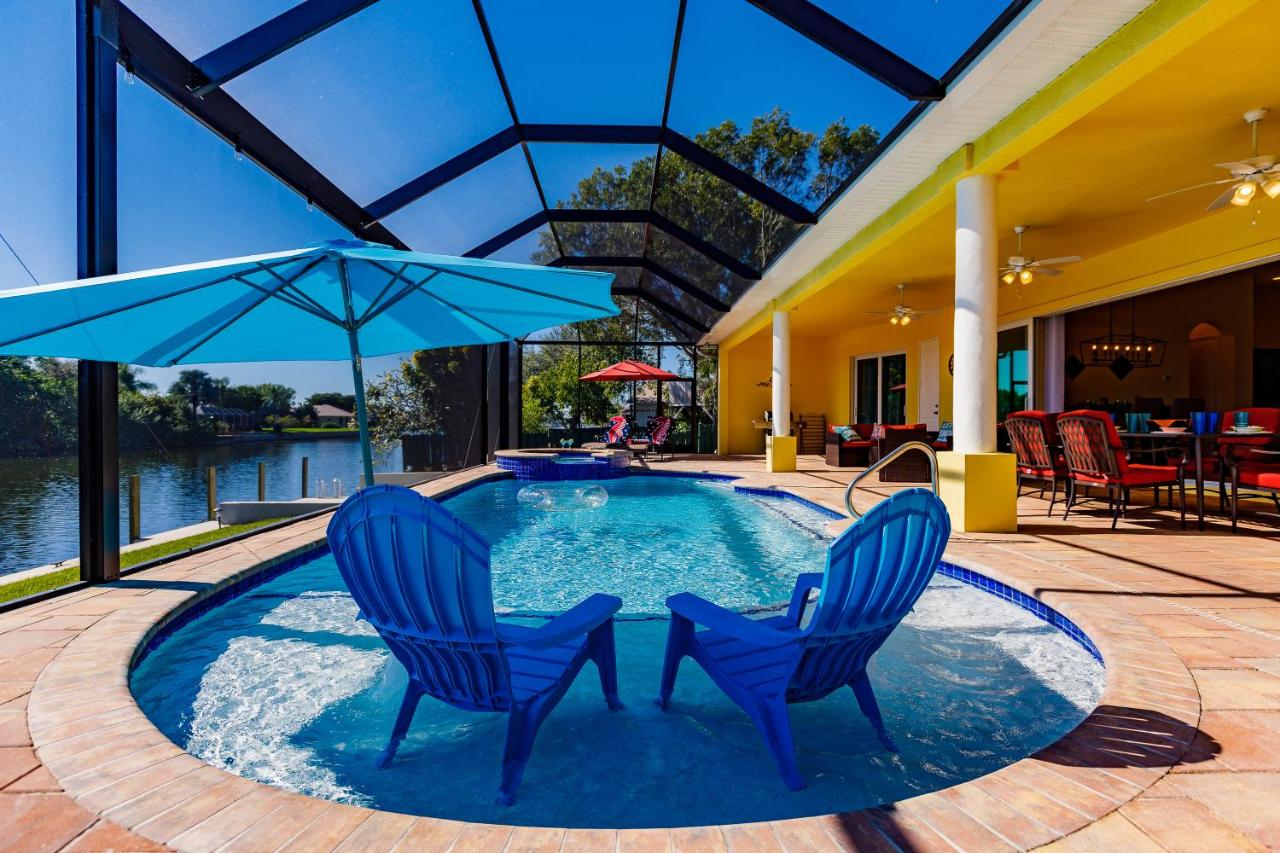 | Scenic water view, 2 master suites with direct pool access - Villa Casa Amarilla