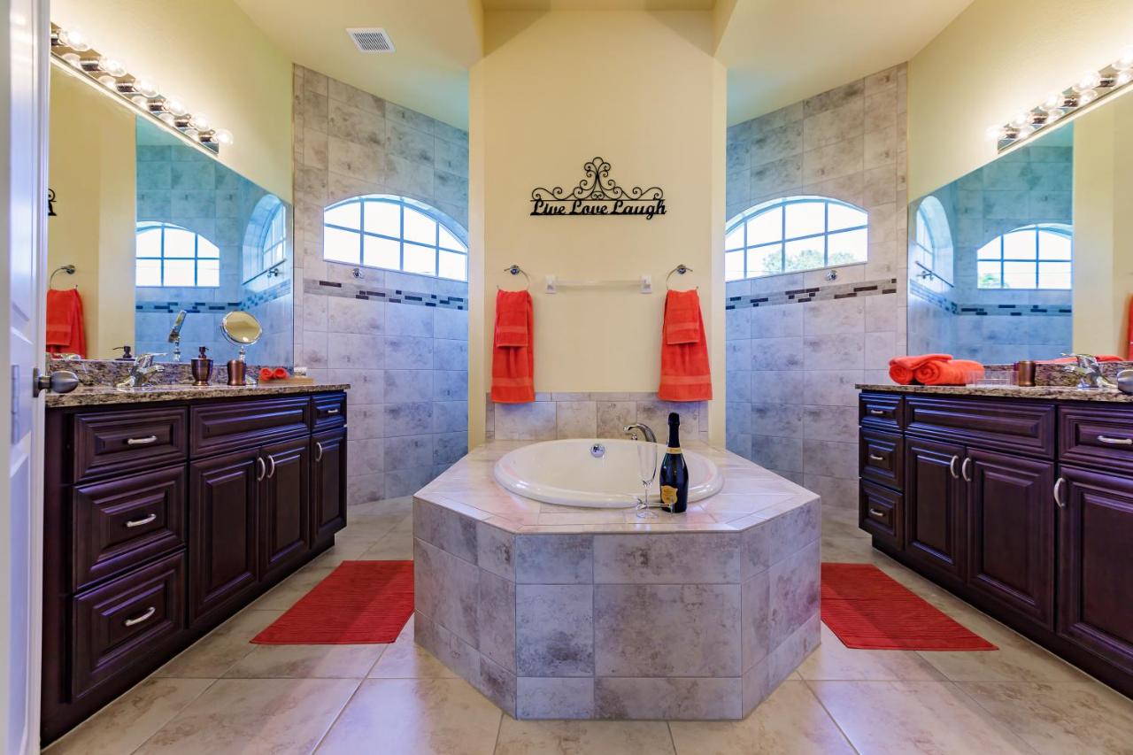 | Scenic water view, 2 master suites with direct pool access - Villa Casa Amarilla