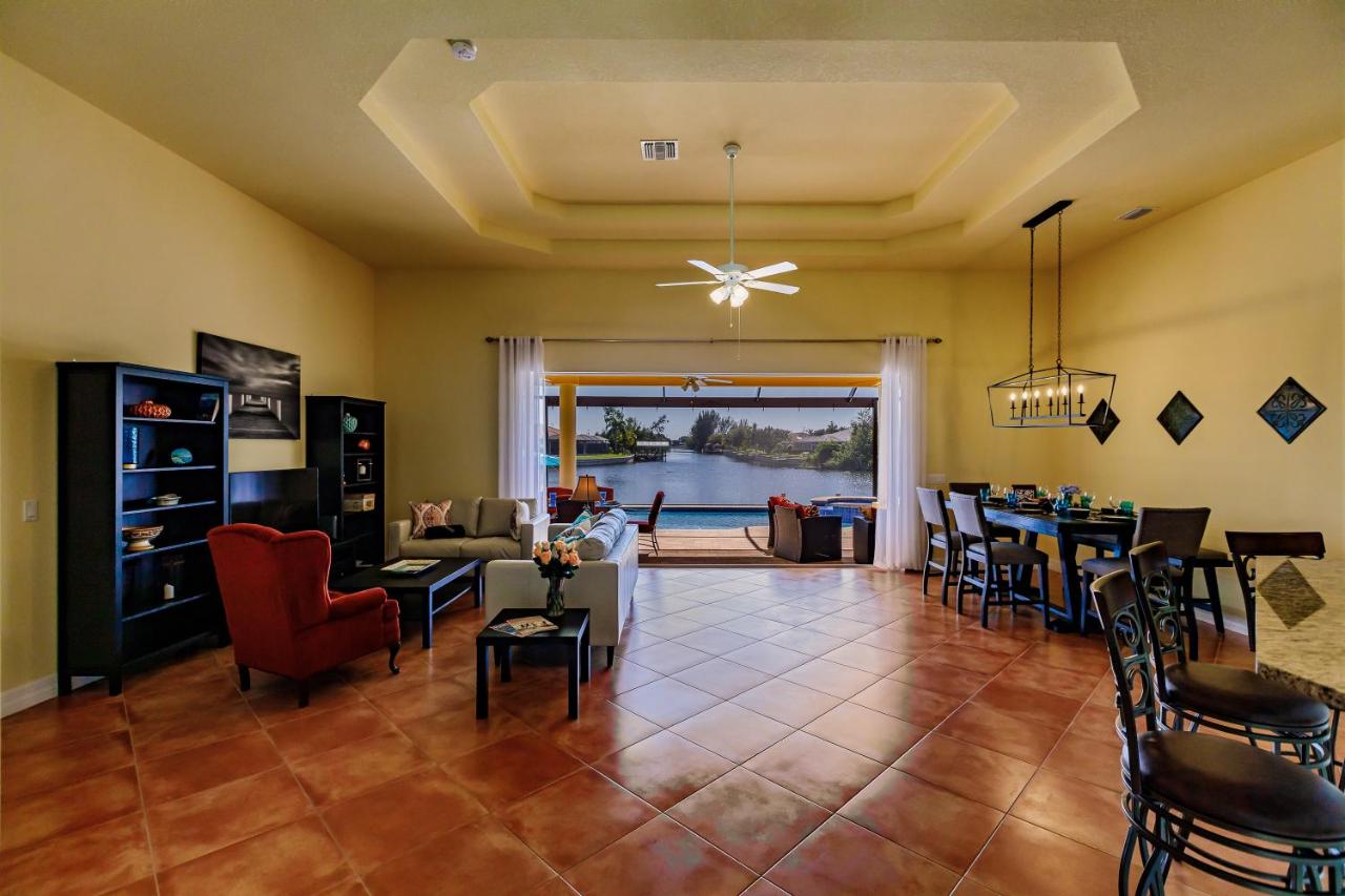| Scenic water view, 2 master suites with direct pool access - Villa Casa Amarilla