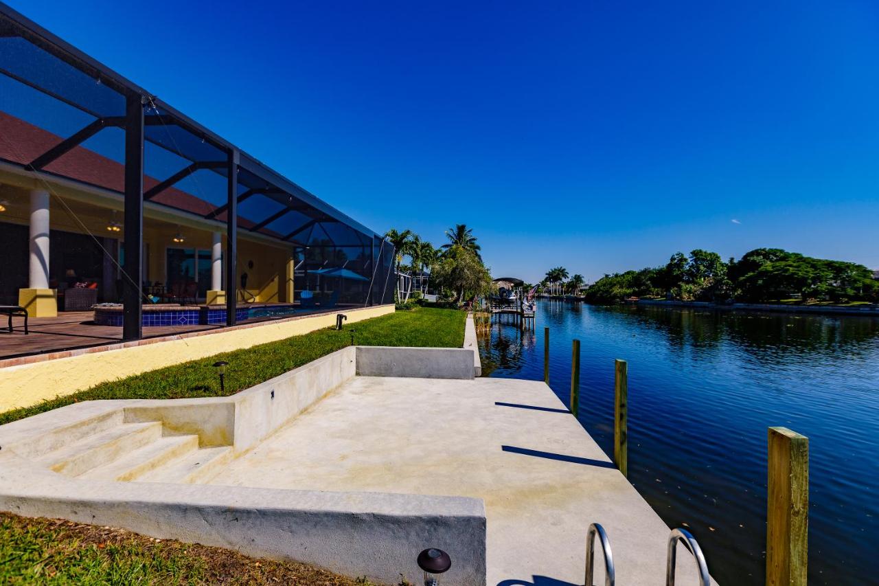 | Scenic water view, 2 master suites with direct pool access - Villa Casa Amarilla