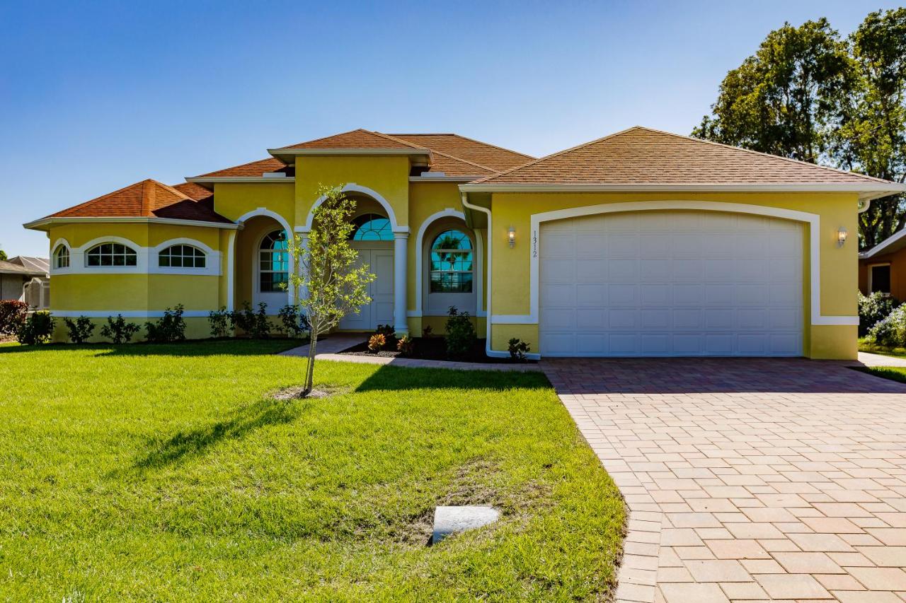 | Scenic water view, 2 master suites with direct pool access - Villa Casa Amarilla