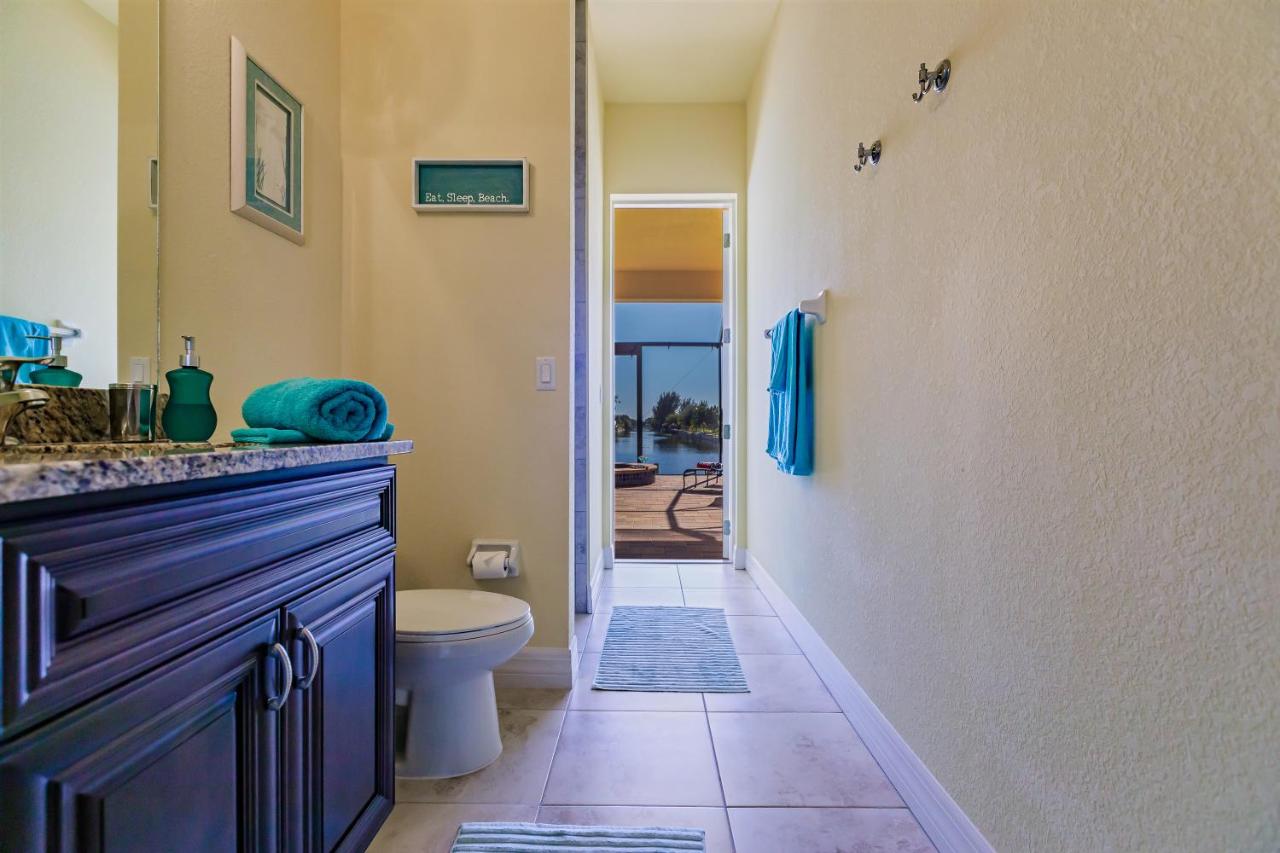 | Scenic water view, 2 master suites with direct pool access - Villa Casa Amarilla