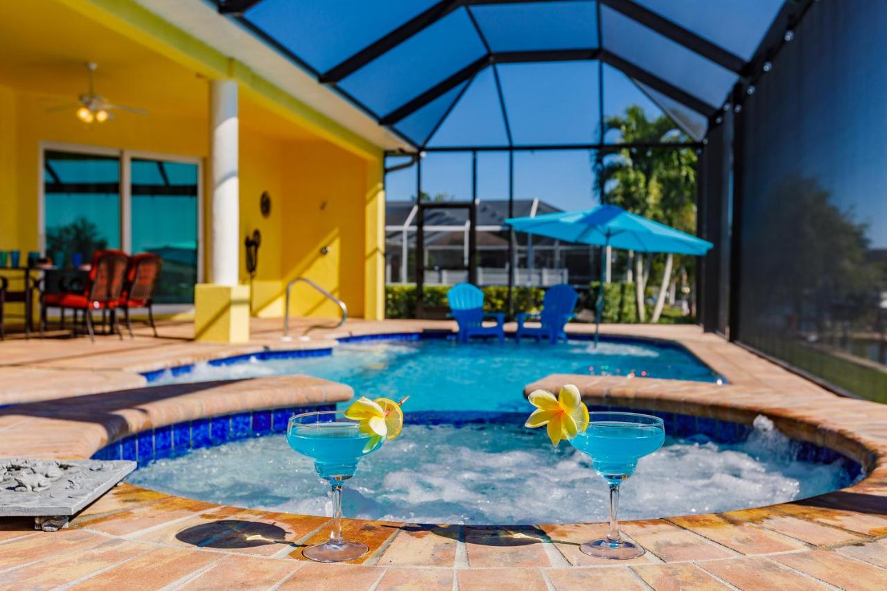 | Scenic water view, 2 master suites with direct pool access - Villa Casa Amarilla