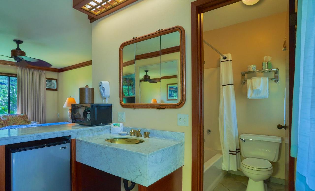 Deluxe King Room at Kauai Inn