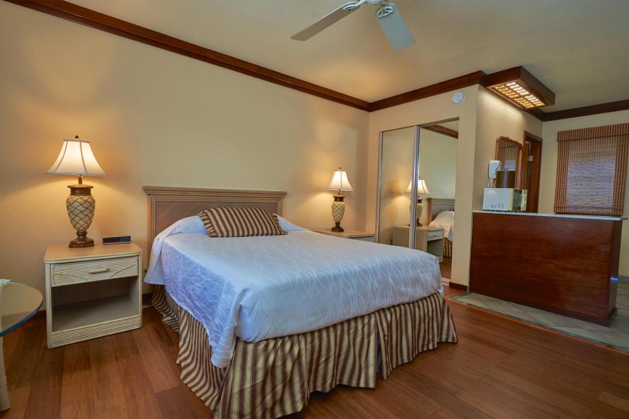 Large Queen Room at Kauai Inn