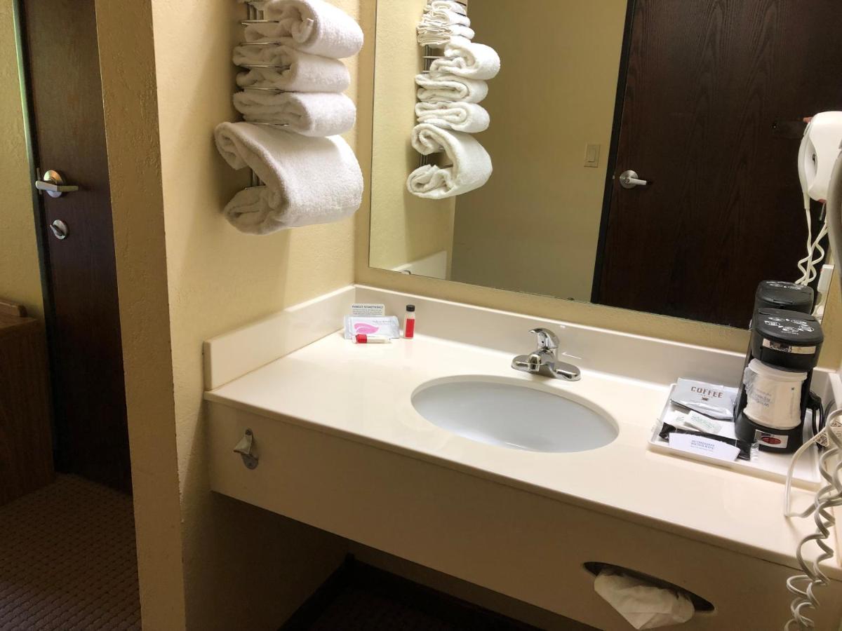 King Room - Disability Access/Non-Smoking at Days Inn by Wyndham Iron Mountain