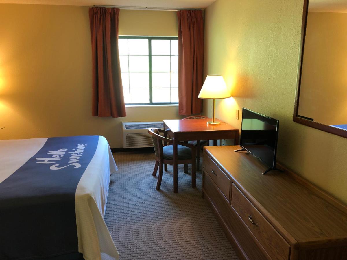 King Room - Disability Access/Non-Smoking at Days Inn by Wyndham Iron Mountain