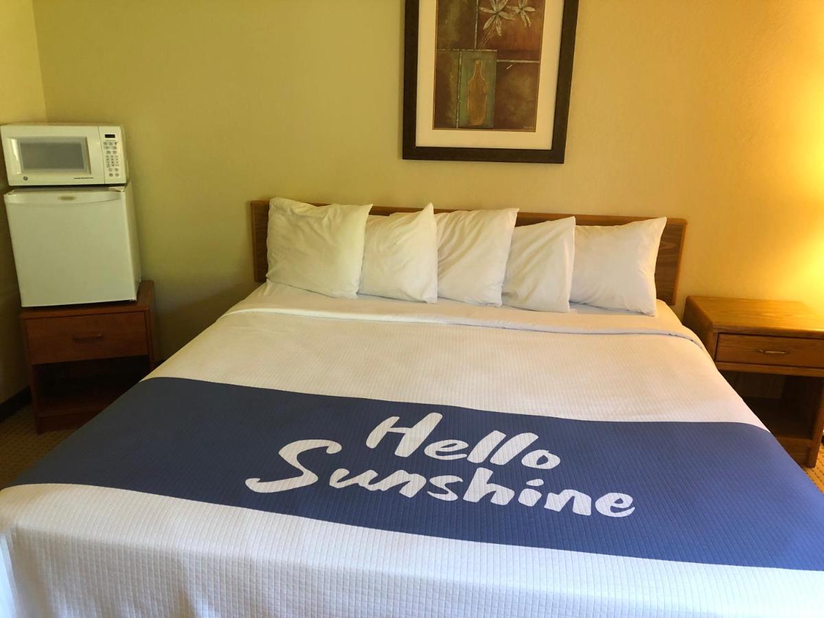King Room - Disability Access/Non-Smoking at Days Inn by Wyndham Iron Mountain