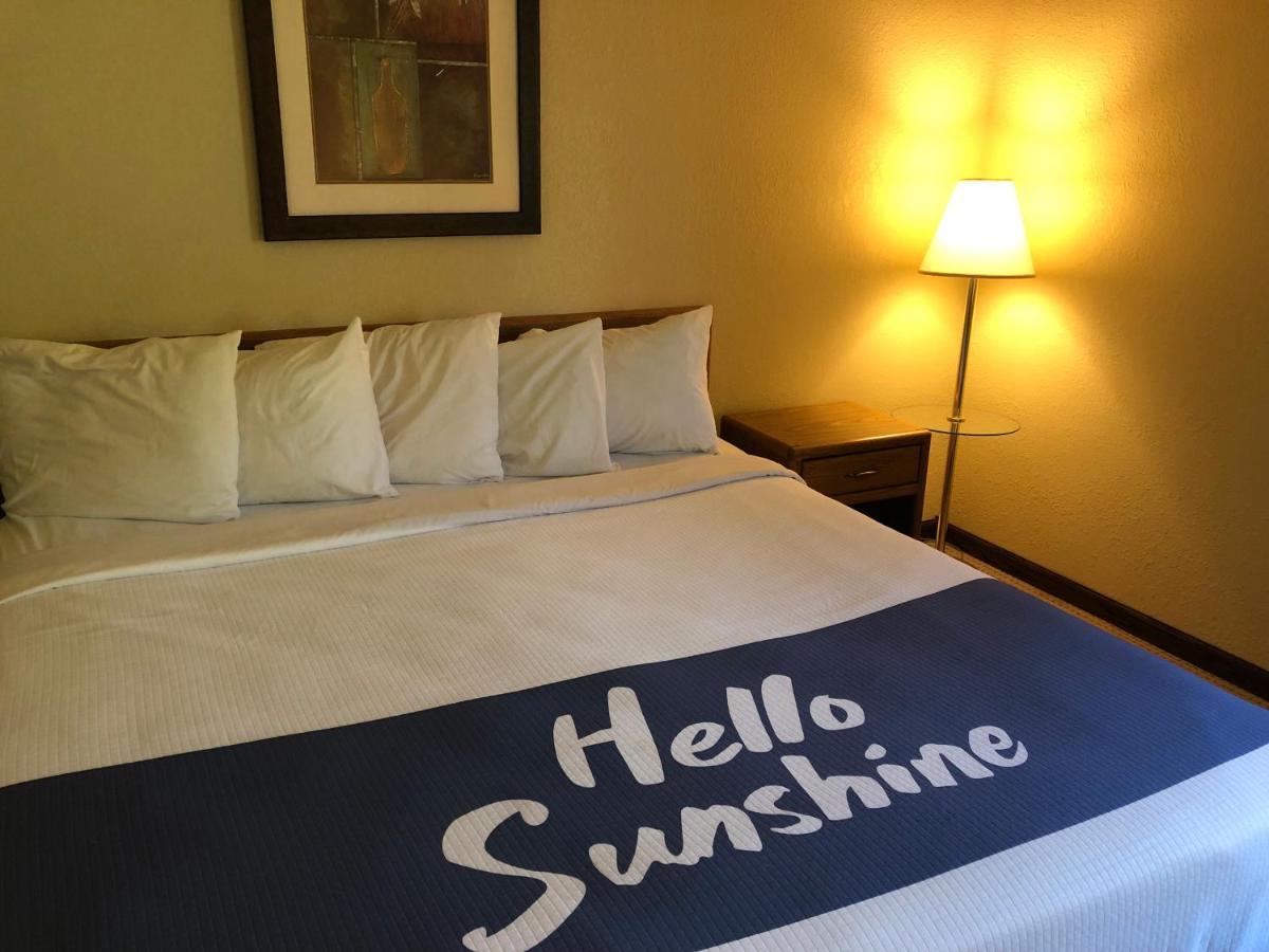 King Room - Disability Access/Non-Smoking at Days Inn by Wyndham Iron Mountain