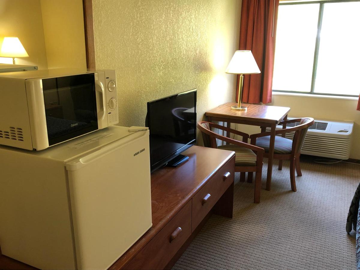 Queen Room - Disability Access/Non-Smoking at Days Inn by Wyndham Iron Mountain