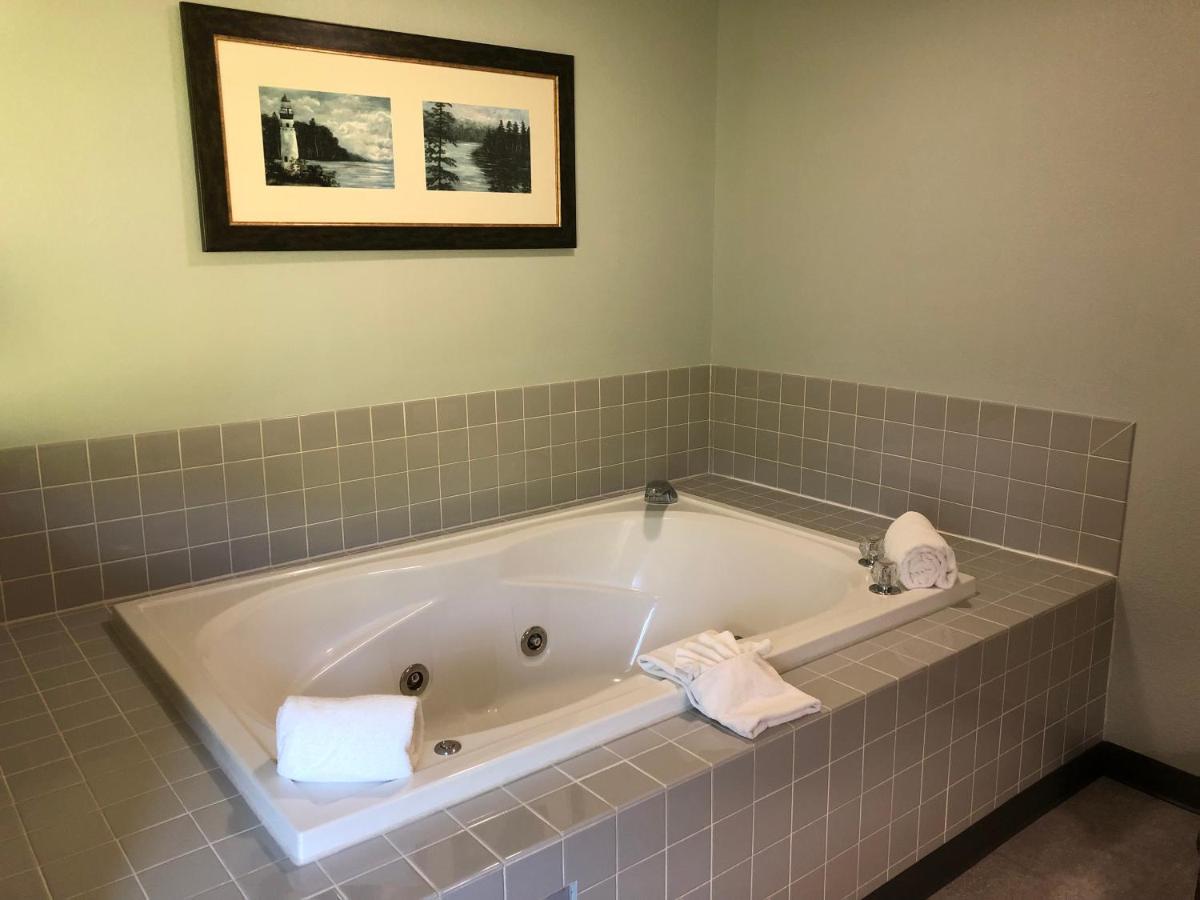 Deluxe King Room - Non-Smoking at Days Inn by Wyndham Iron Mountain