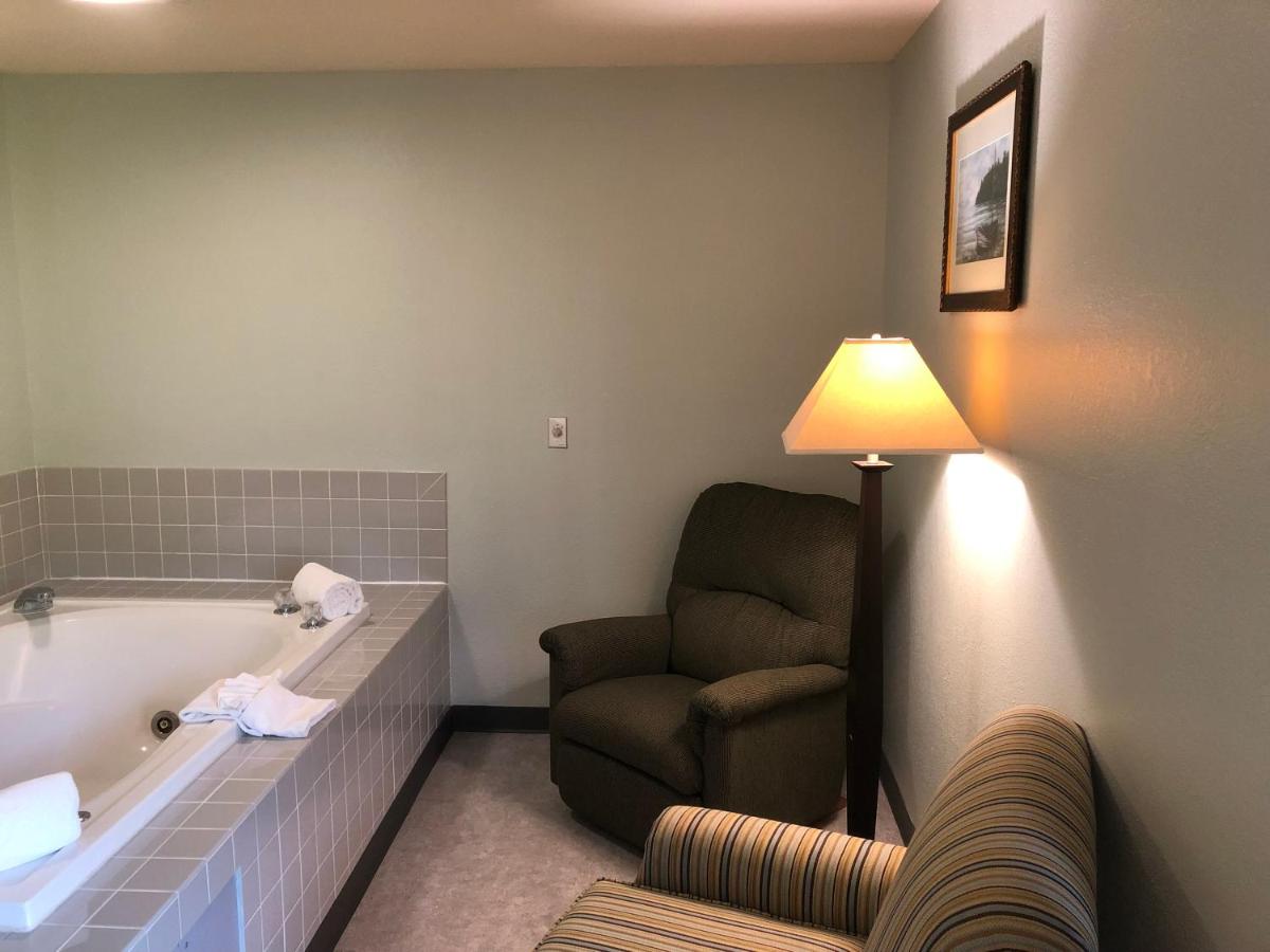 Deluxe King Room - Non-Smoking at Days Inn by Wyndham Iron Mountain