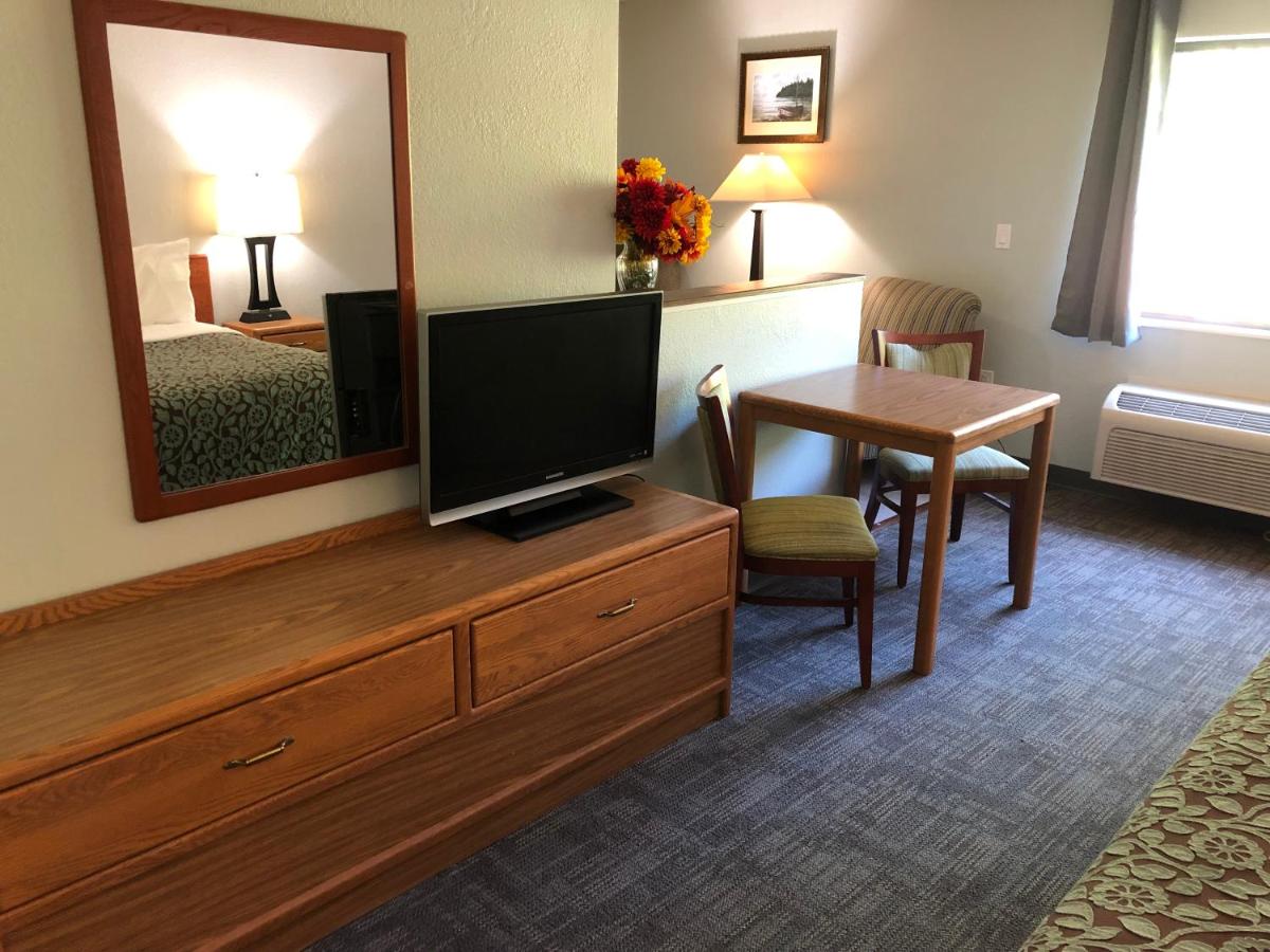 Deluxe King Room - Non-Smoking at Days Inn by Wyndham Iron Mountain